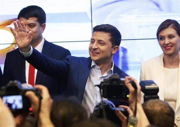 Tổng thống đắc cử Volodymir Zelensky (giữa) vẫy chào những người ủng hộ tại Kiev, Ukraine. (Nguồn: THX/TTXVN) Tân Tổng thống Ukraine Zelensky tuyên thệ nhậm chức ảnh 1