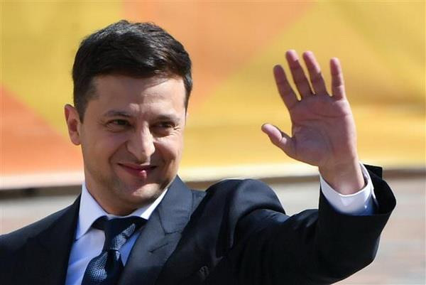 Ông Volodymyr Zelensky vẫy chào những người ủng hộ khi tới lễ tuyên thệ nhậm chức Tổng thống Ukraine ở Kiev ngày 20/5. (Nguồn: AFP/TTXVN) Tân Tổng thống Ukraine tuyên bố giải tán Quốc hội ảnh 1