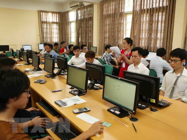 Thí sinh dự kỳ thi đánh giá năng lực của Đại học Quốc gia Hà Nội. (Ảnh: Quý Trung/TTXVN) Đại học Quốc gia Hà Nội công bố đề thi tham khảo đánh giá năng lực ảnh 1