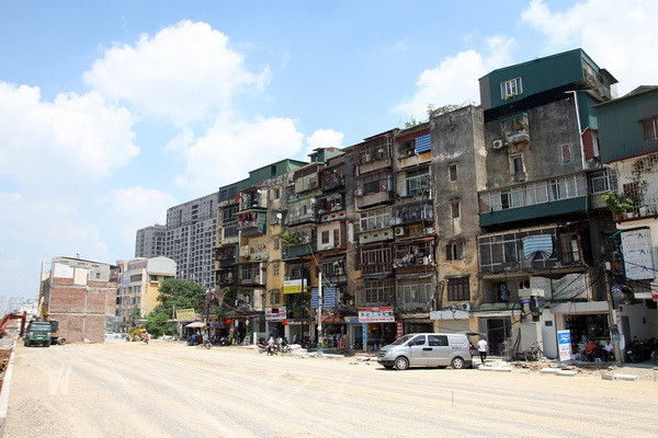 Một khu tập thể cũ "bỗng dưng” nằm ở mặt tiền khi đường Trường Chinh (quận Đống Đa) được mở rộng. (Ảnh: Tuấn Anh/TTXVN) Xây dựng đô thị Thủ đô: Bài 2 - Những “mảng vàng” cần tô lại ảnh 3