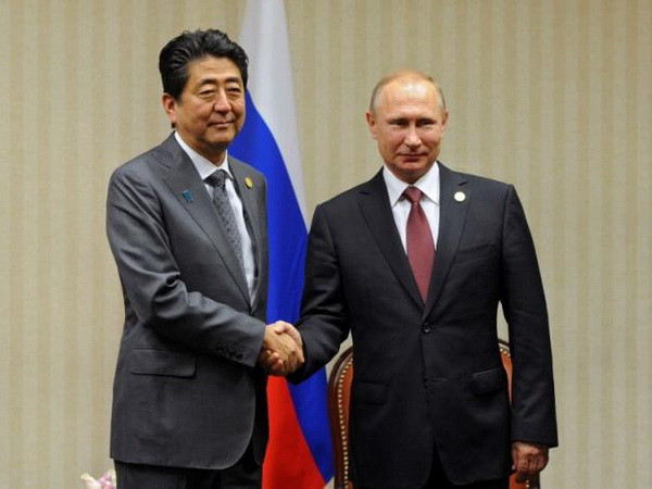 Thủ tướng Nhật Bản Shinzo Abe và Tổng thống Nga Vladimir Putin tại cuộc gặp bên lề Hội nghị thượng đỉnh APEC ở Peru. (Nguồn: Sputnik) Lãnh đạo Nhật Bản và Nga sẽ tập trung thảo luận vấn đề lãnh thổ ảnh 1