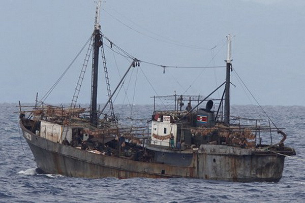 Hàn Quốc cứu tám thủy thủ Triều Tiên bị trôi dạt trên biển ảnh 1