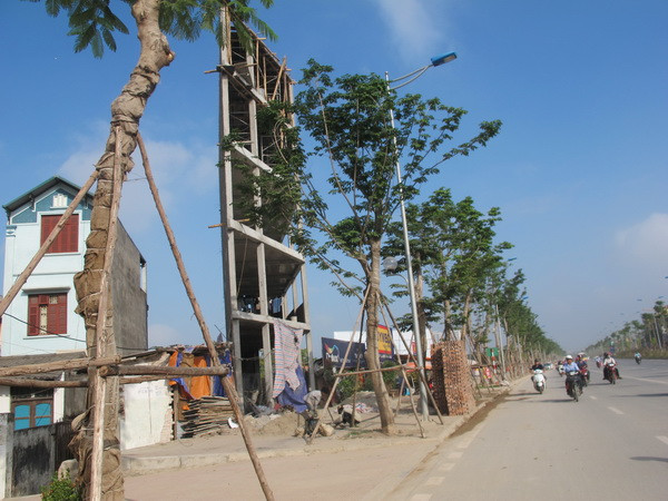 Công trình đang xây dựng trên đường Võ Chí Công “hứa hẹn” sẽ trở thành một công trình “siêu méo.” (Ảnh: Nguyễn Thắng/TTXVN) Xây dựng đô thị Thủ đô: Bài 2 - Những “mảng vàng” cần tô lại ảnh 1