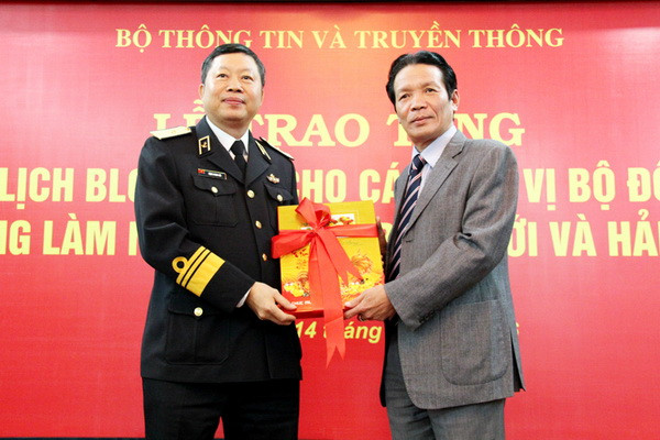 Thứ trưởng Hoàng Vĩnh Bảo trao tặng lịch bloc 2017 cho Bộ Tư lệnh Hải quân. (Nguồn: mic.gov.vn) Bộ Thông tin và Truyền thông tặng lịch cho chiến sỹ biên giới, hải đảo ảnh 1