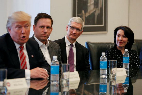 Tổng thống đắc cử Mỹ Donald Trump, nhà đồng sáng lập PayPal Peter Thiel, CEO Apple Tim Cook và CEO Oracle Safra Catz tại buổi gặp. (Nguồn: Reuters) Tổng thống đắc cử Mỹ hướng tới các "đại gia" ở Thung lũng Silicon ảnh 1