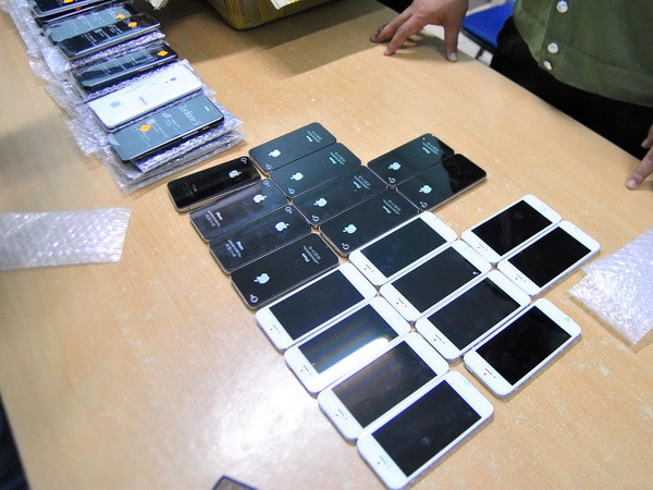 Truy tố cán bộ hải quan tiếp tay buôn lậu hơn 700 chiếc iPhone ảnh 1