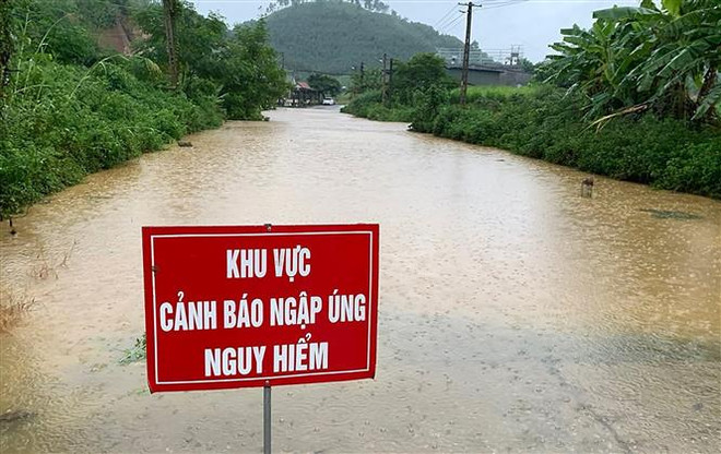 Hà Nội và khu vực Bắc Bộ tiếp tục mưa dông, Trung Bộ nắng nóng kéo dài ảnh 1