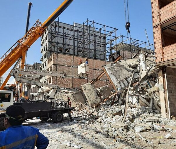 Hiện trường vụ sập nhà. (Nguồn: Iran International) Iran: Sập nhà tại thủ đô Tehran khiến 3 người thiệt mạng ảnh 1