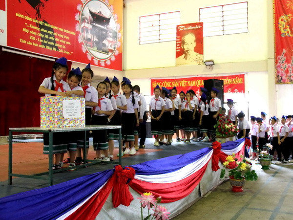 Học sinh Việt Nam tại Lào hướng về biển đảo quê hương ảnh 1