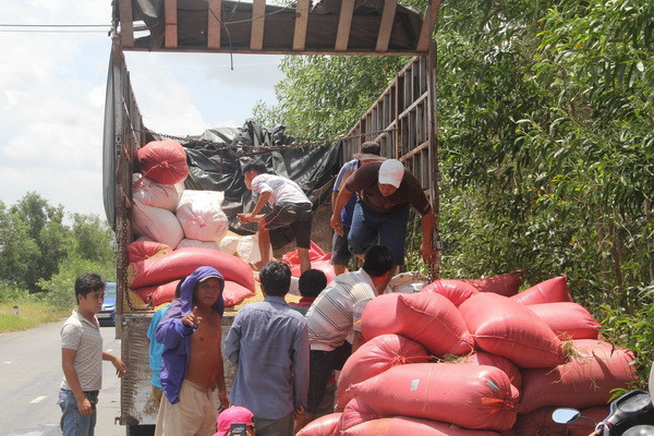 Bị dừng xe chở quá tải, tài xế lao thẳng vào lực lượng chức năng ảnh 1