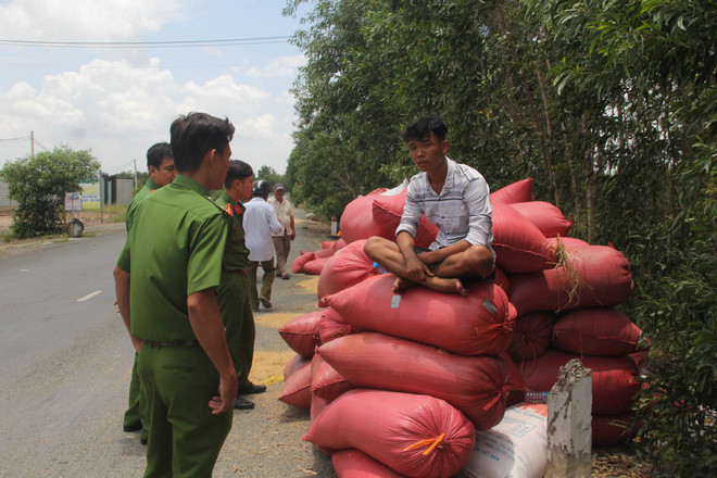 Bị dừng xe chở quá tải, tài xế lao thẳng vào lực lượng chức năng ảnh 2