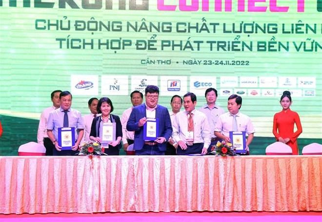 Các tỉnh, thành Đồng bằng Sông Cửu Long ký kết với các doanh nghiệp về nội dung xúc tiến thương mại-kết nối thị trường và triển lãm sản phẩm đặc trưng. (Ảnh: Trung Kiên/TTXVN) Xây dựng vùng nguyên liệu bền vững và đạt chuẩn quốc tế ảnh 2