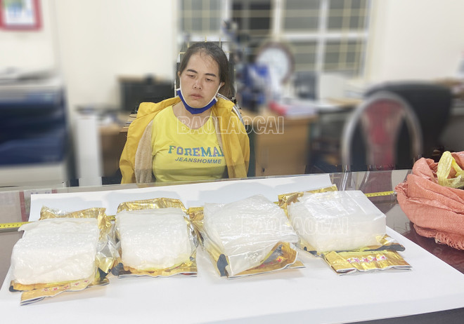 Đối tượng Lừu Thị Mỷ cùng tang vật 4kg ma túy đá. (Nguồn: Báo Lào Cai) Lào Cai: Bắt nữ quái mua bán, vận chuyển ma túy đá xuyên biên giới ảnh 1