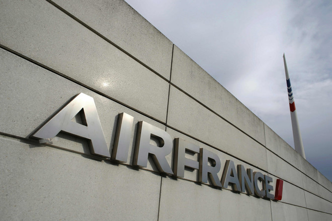 Air France yêu cầu nữ tiếp viên dùng khăn che đầu khi tới Iran ảnh 1