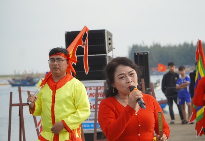 Bà Phạm Thị Lượng, 57 tuổi, nhưng có đến 41 năm gắn bó với dân ca bài chòi. (Ảnh: Đinh Hương/TTXVN) ttxvn_ba Luong Bai choi1.jpg