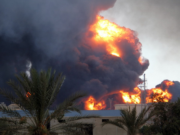 Tàu hải quân Anh cập cảng Tripoli để sơ tán công dân khỏi Libya ảnh 1