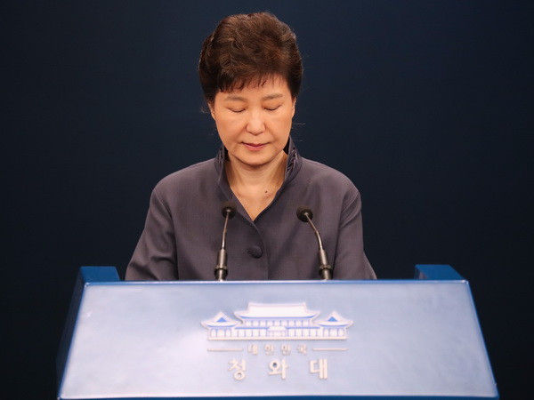 Tổng thống Park Geun-hye xin lỗi vì khiến công chúng lo ngại về vụ việc trên trong cuộc họp báo ở văn phòng tổng thống tại thủ đô Seoul. (Nguồn: Yonhap/TTXVN) Tổng thống Hàn Quốc Park Geun-hye đề nghị hoãn thẩm vấn ảnh 1