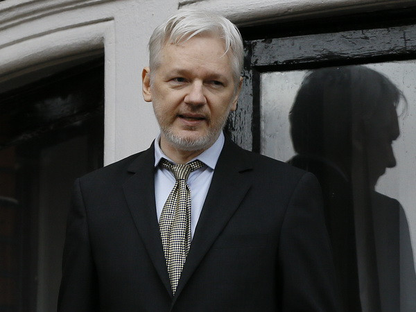 Người sáng lập WikiLeaks Julian Assange phát biểu với báo giới tại Đại sứ quán Ecuador ở London, Anh ngày 2/5. (Nguồn: AP/TTXVN) Thụy Điển chưa công khai nội dung thẩm vấn nhà sáng lập Wikileaks ảnh 1