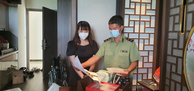 Đội Quản lý trật tự số 1 đã tiến hành tịch thu toàn bộ lô hàng để xác minh, làm rõ. (Nguồn: baotintuc.vn) Bắt giữ lô lớn đông trùng hạ thảo không rõ nguồn gốc bán trên mạng ảnh 1