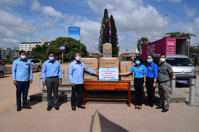 Hội Liên hiệp Thanh niên Việt Nam tặng 5.000 khẩu trang y tế cho Hội Liên hiệp Thanh niên Vương quốc Campuchia. (Ảnh: Thanh Tân/TTXVN) Tặng 5.000 khẩu trang y tế cho Hội Liên hiệp Thanh niên Campuchia ảnh 1