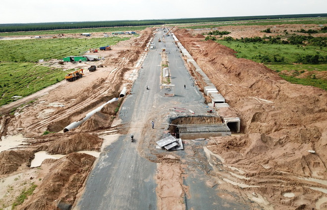 Tuyến đường chính trong Khu tái định cư Lộc An-Bình Sơn đang được hoàn thiện. (Ảnh: Công Phong/TTXVN) Nhiều vị trí tại khu tái định cư sân bay Long Thành bị sụt lún ảnh 1