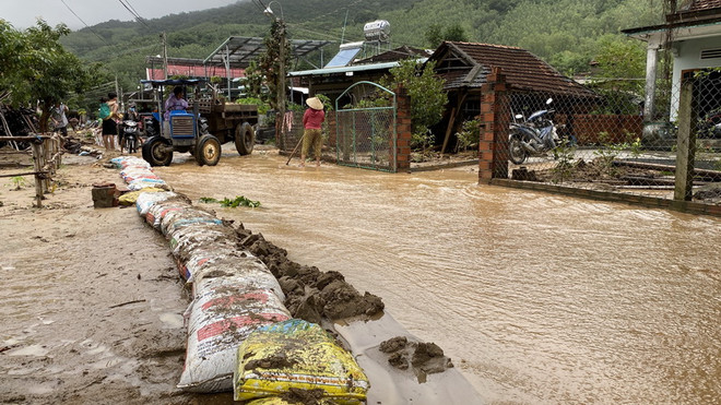 Bình Định: Núi Cấm tiếp tục sạt lở, nhà dân ngập trong bùn đất ảnh 1