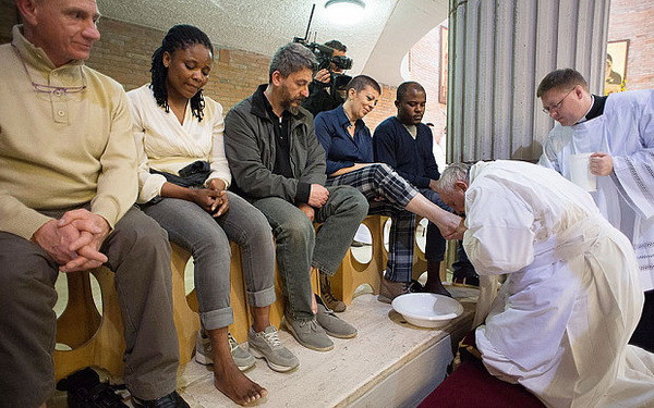 Giáo hoàng Francis rửa và hôn chân 12 tội phạm lừa đảo ảnh 1