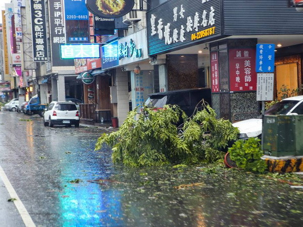 Bão Megi đổ bộ vào Đài Loan, ít nhất trên 30 người bị thương ảnh 2