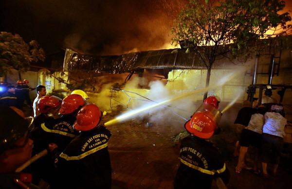 Hưng Yên: Hỗ trợ, chia sẻ thiệt hại với tiểu thương vụ cháy chợ Gạo ảnh 1