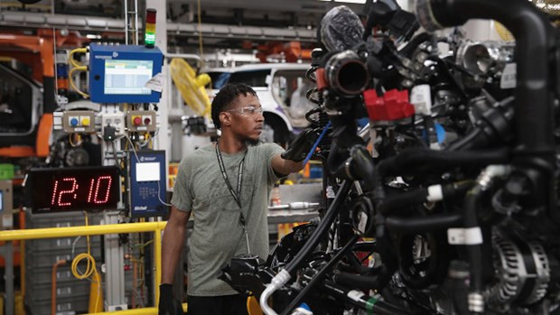 Công nhân làm việc trong một nhà máy của Ford ở Chicago. (Nguồn: Getty Images) Mỹ: Lạm phát trong tháng Một vừa qua tăng cao nhất trong hơn một năm ảnh 1