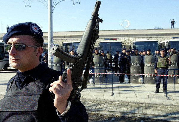 Cảnh sát Thổ Nhĩ Kỳ gác tại Quảng trường Taksim. (Nguồn: AFP/TTXVN) Thổ Nhĩ Kỳ bắt giữ gần 100 người liên quan âm mưu đảo chính ảnh 1