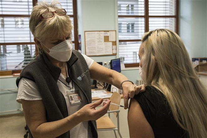 Nhân viên y tế tiêm vắcxin ngừa COVID-19 Pfizer-BioNTech tại Prague, CH Séc. (Ảnh: AFP/TTXVN) Liên minh châu Âu thúc đẩy sáng kiến về 'hộ chiếu vắcxin' ảnh 1