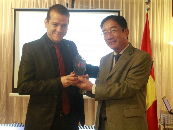 Trao Giải thưởng về thông tin đối ngoại cho ông William Gsiant ảnh 1