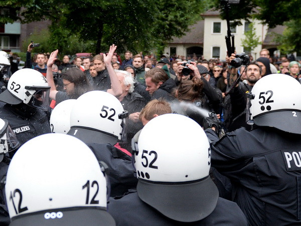 Đụng độ giữa người biểu tình và cảnh sát tiếp diễn tại Hamburg ảnh 1