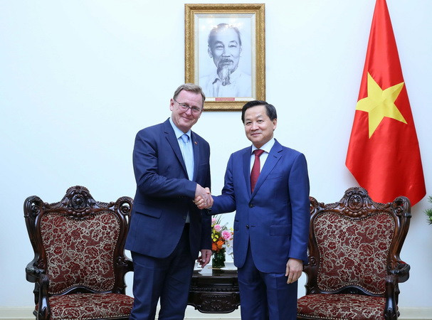 Phó Thủ tướng Lê Minh Khái tiếp Thủ hiến bang Thüringen Bodo Ramelow. (Ảnh: An Đăng/TTXVN) Tiếp tục đưa quan hệ hợp tác Việt Nam-Đức ngày càng thiết thực ảnh 1