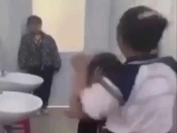 Vụ đánh bạn trong nhà vệ sinh: Tiếp tục xác minh và sẽ xử lý nghiêm ảnh 1