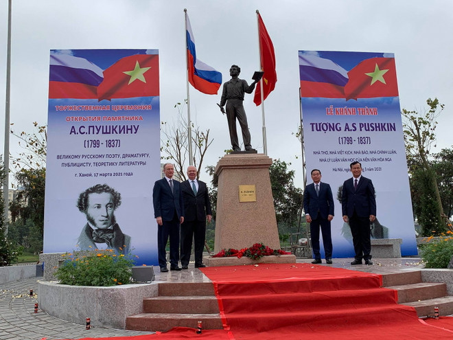 Đại biểu hai nước Việt Nam-Nga chụp ảnh lưu niệm tại tượng đài Pushkin. (Ảnh: PV/Vietnam+) Khánh thành tượng đài đại thi hào Nga Pushkin tại Hà Nội ảnh 1