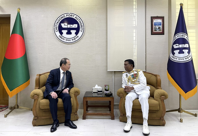 Đại sứ Nguyễn Mạnh Cường trao đổi với Chuẩn Đô đốc Mohammad Sohail, Giám đốc Cảng vụ thành phố Chittagong. (Ảnh: TTXVN phát) ttxvn_2911_Bangladesh (1).jpg