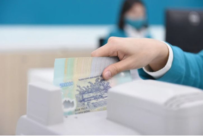 Kiểm tiền tại một phòng giao dịch. (Ảnh: PV/Vietnam+) 2911_lai suat cho vay.JPG