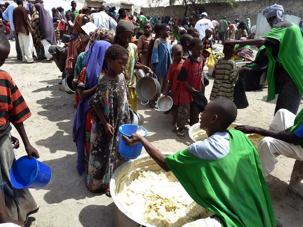 Trẻ em Somalia nhận lương thực cứu trợ tại Mogadishu. (Ảnh: AFP/TTXVN) FAO, Venezuela hỗ trợ châu Phi đảm bảo an ninh lương thực ảnh 1