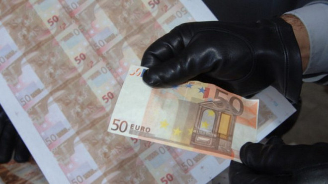 Europol bắt giữ hơn 50 đối tượng buôn bán tiền giả trên mạng ảnh 1