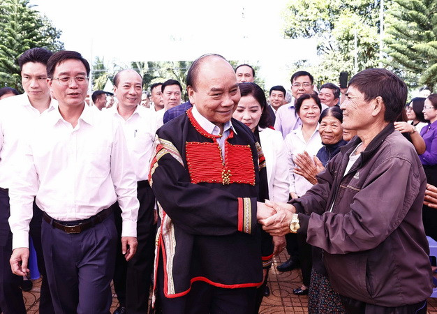 Chủ tịch nước Nguyễn Xuân Phúc thăm nhân dân Buôn Tring, thị xã Buôn Hồ, tỉnh Đắk Lắk. (Ảnh: Thống Nhất/TTXVN) Chủ tịch nước thăm, tặng quà người có hoàn cảnh khó khăn ở Đắk Lắk ảnh 1