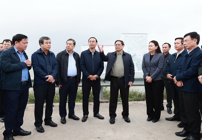 Thủ tướng Phạm Minh Chính khảo sát tuyến đường nối vùng kinh tế biển với cao tốc Cầu Giẽ-Ninh Bình. (Ảnh: Dương Giang/TTXVN) Nam Định phải trở lại là một trong những trung tâm phát triển phía Bắc ảnh 5