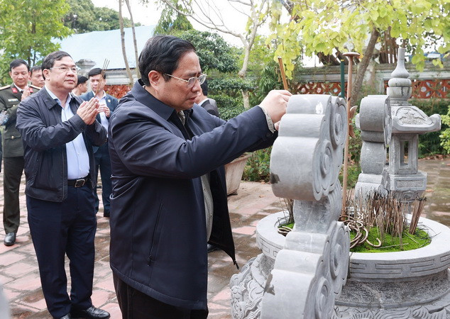 Thủ tướng Phạm Minh Chính dâng hương tưởng niệm ông Lê Đức Thọ. (Ảnh: Dương Giang/TTXVN) Nam Định phải trở lại là một trong những trung tâm phát triển phía Bắc ảnh 6