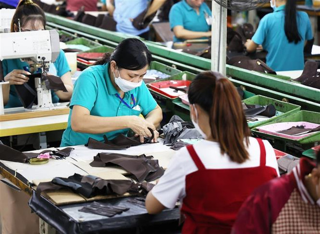 Công nhân làm việc tại nhà máy Công ty TNHH Giày Gia Định, thành phố Thủ Đức, Thành phố Hồ Chí Minh. (Ảnh: Hồng Đạt/TTXVN) Doanh nghiệp ở TP Hồ Chí Minh linh hoạt "xoay" dòng tiền ảnh 1