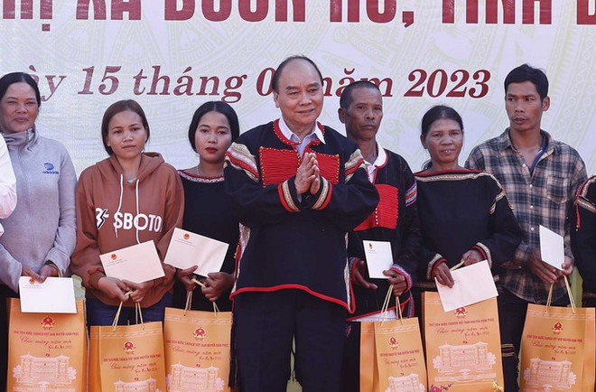 Chủ tịch nước Nguyễn Xuân Phúc tặng quà cho hộ nghèo Buôn Tring, thị xã Buôn Hồ, tỉnh Đắk Lắk nhân dịp Tết Nguyên đán Quý Mão 2023. (Ảnh: Thống Nhất/TTXVN) Chủ tịch nước thăm, tặng quà người có hoàn cảnh khó khăn ở Đắk Lắk ảnh 2