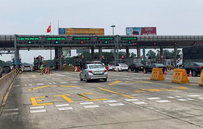 Phương tiện lưu thông vào làn thu phí tự động không dừng trên tuyến cao tốc Hà Nội-Hải Phòng. (Ảnh: Việt Hùng/Vietnam+) Sẽ dừng thu phí nếu không lắp xong hệ thống ETC trước tháng Sáu tới ảnh 1