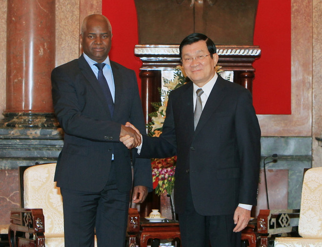 Chủ tịch nước Trương Tấn Sang tiếp Ngài Angelo de Barros V. Tavares, Bộ trưởng Nội vụ Cộng hòa Angola. (Ảnh: Nguyễn Khang/TTXVN) Chủ tịch nước Trương Tấn Sang tiếp Bộ trưởng Bộ Nội vụ Angola ảnh 1