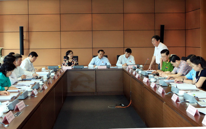 Đoàn đại biểu Quốc hội thành phố Hà Nội thảo luận ở tổ. (Ảnh: Nguyễn Dân/TTXVN) Chính phủ cần quyết liệt hơn với tình trạng nợ bảo hiểm xã hội ảnh 1