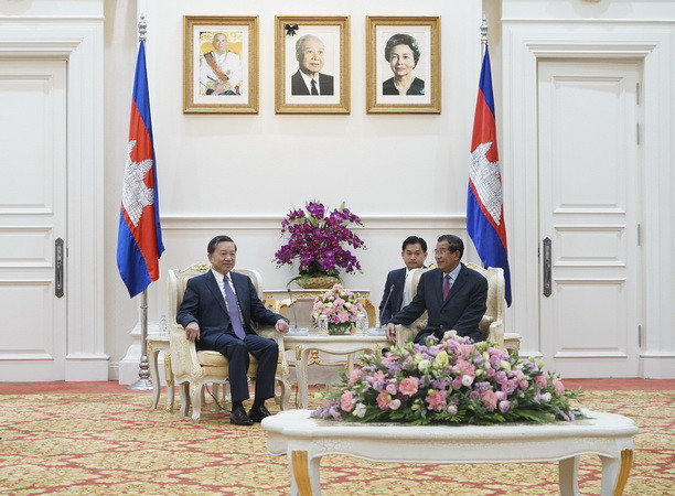 Thủ tướng Chính phủ Vương quốc Campuchia Samdech Hun Sen tiếp Bộ trưởng Công an Tô Lâm. (Ảnh: Phan Minh Hưng/TTXVN) Việt Nam và Campuchia thắt chặt hợp tác an ninh có hiệu quả ảnh 1